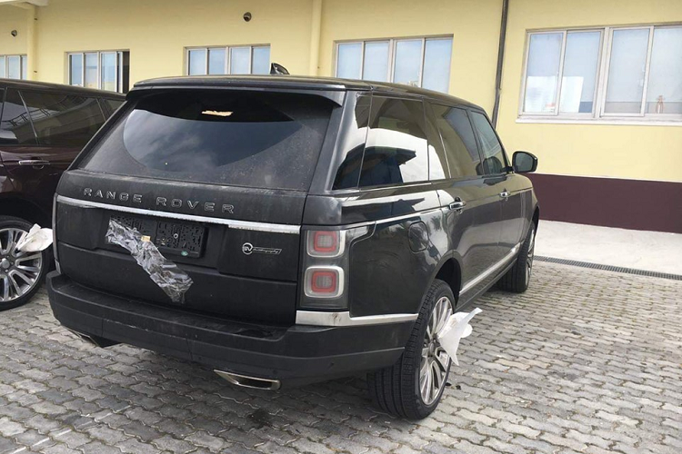 Mức giá xe Range Rover SVAutobiography 2019 tại Việt Nam có thể hơn 17,5 tỷ đồng. Thiết kế của Range Rover SVAutobiography 2019 so với đời cũ có sự khác biệt ở đèn pha Full LED, đèn hậu cũng được thiết kế lại. Khá đáng tiếc là Range Rover SVAutobiography 2019 sử dụng ống xả vuông vức thay cho cặp ống xả tròn ở đời cũ. Dòng chữ Range Rover phía trước đầu xe cũng không được dập chìm.