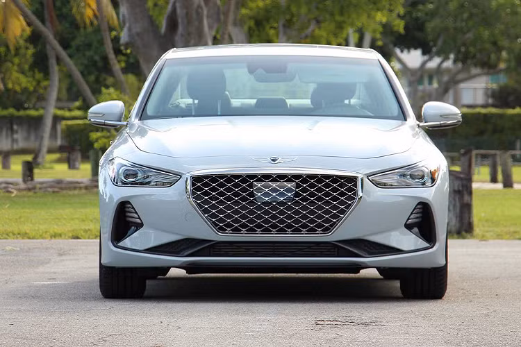 Điều này có nghĩa rằng mẫu xe sang Genesis G70 mới sẽ chia tay hộp số tay 6 cấp (6 AT), đây có lẽ là một thông tin không vui với những fan hâm mộ Genesis yêu thích lái xe kiểu truyền thống.