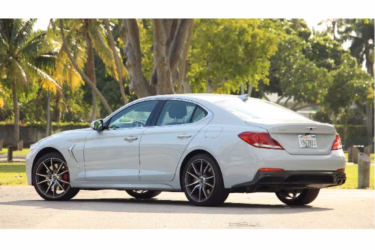 Ra đời từ năm 2017 cho đến nay, dòng xe sang Genesis G70 vẫn còn khá non trẻ nếu so với các đối thủ đến từ châu Âu mà nó đang cạnh tranh như Mercedes-Benz C-Class, BMW 3 Series, Audi A4 hay đối thủ châu Á – Lexus IS.