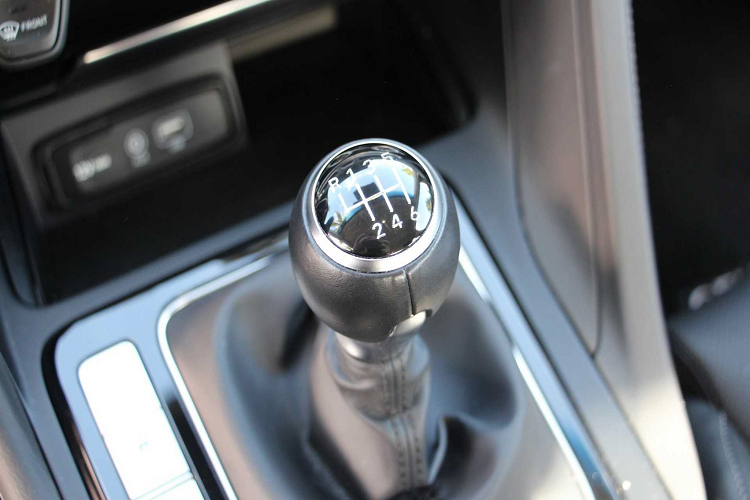 Làm so sánh, động cơ 2.5L tăng áp trên G70 mới mạnh hơn 38 mã lực và mô-men xoắn cực đại 67Nm so với động cơ 2.0L tăng áp hiện tại của Genesis G70. Car và Driver cho biết, động cơ 2.5L lớn hơn này sẽ sử dụng kết hợp duy nhất với hộp số tự động ly hợp kép tám cấp (8 DCT).