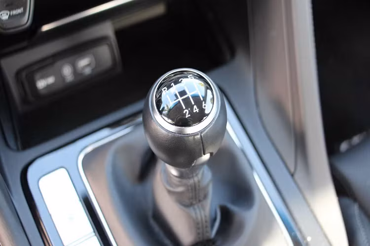 Làm so sánh, động cơ 2.5L tăng áp trên G70 mới mạnh hơn 38 mã lực và mô-men xoắn cực đại 67Nm so với động cơ 2.0L tăng áp hiện tại của Genesis G70. Car và Driver cho biết, động cơ 2.5L lớn hơn này sẽ sử dụng kết hợp duy nhất với hộp số tự động ly hợp kép tám cấp (8 DCT).