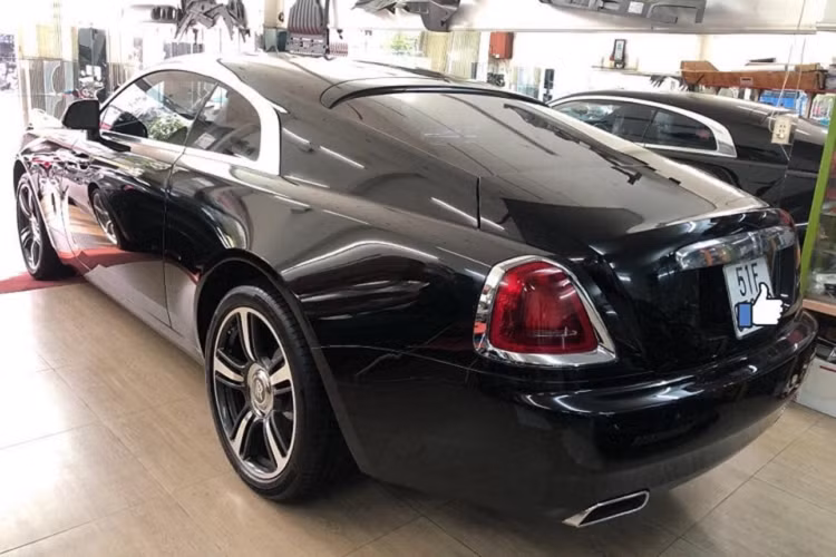 Sau khoảng hai ngày thi công bộ áo cá nhân hoá với hai màu sơn là xanh Salamanca và trắng English cho chiếc xe siêu sang Rolls-Royce Wraith, giới mê xe đã "tóm gọn" chiếc Coupe siêu sang này khi đỗ trên đường phố Sài thành.