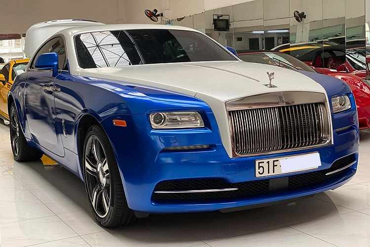 Chiếc xe siêu sang Rolls-Royce Wraith mới thay áo xanh Salamanca và trắng English có màu sơn nguyên bản là đen. Dù đang mang bộ áo độc nhất vô nhị tại Việt Nam, nhưng hệ dẫn động chiếc xe siêu sang Rolls-Royce Wraith này của nhà giàu Việt vẫn không có gì thay đổi so với những xe khác.