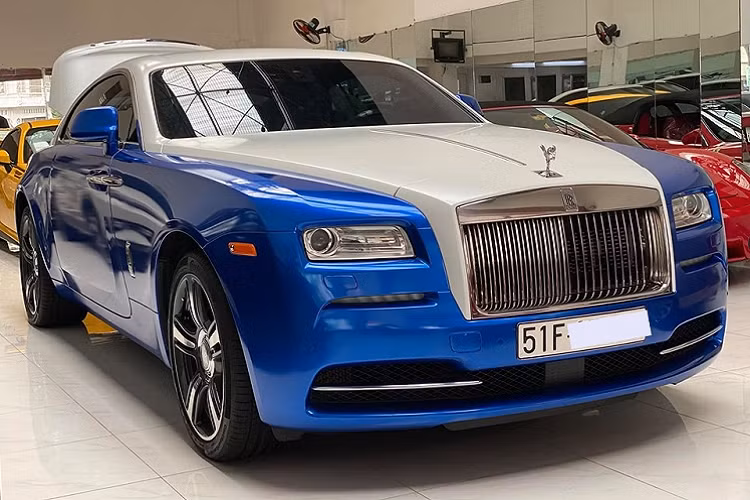 Chiếc xe siêu sang Rolls-Royce Wraith mới thay áo xanh Salamanca và trắng English có màu sơn nguyên bản là đen. Dù đang mang bộ áo độc nhất vô nhị tại Việt Nam, nhưng hệ dẫn động chiếc xe siêu sang Rolls-Royce Wraith này của nhà giàu Việt vẫn không có gì thay đổi so với những xe khác.