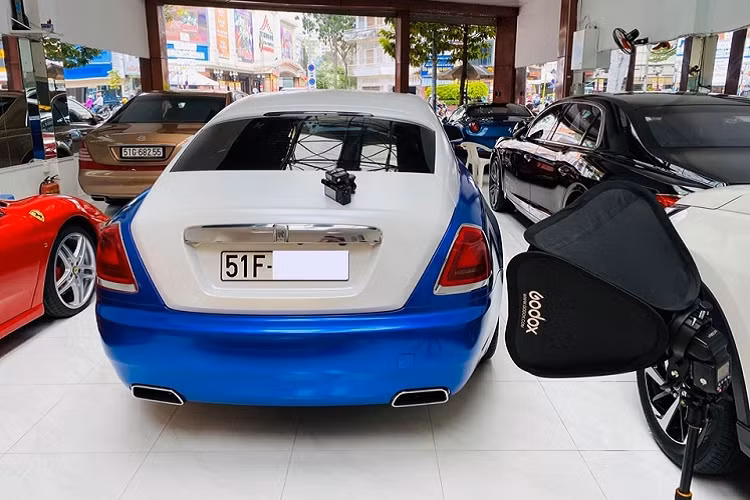 Nửa thân trên của chiếc Rolls-Royce Wraith hoàn thành màu trắng English, còn nửa thân dưới là xanh Salamanca. Xe siêu sang Rolls-Royce Wraith vẫn sử dụng khối động cơ V12, dung tích 6.6 lít, sản sinh công suất tối đa 623 mã lực tại vòng tua máy 5.600 vòng/phút và mô-men xoắn cực đại đạt 800 Nm tại dải vòng tua máy 1.500 – 5.500 vòng/phút.