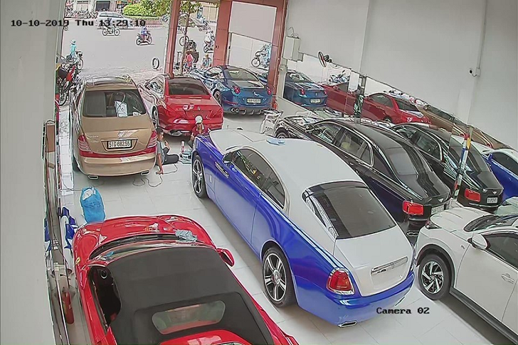 Động cơ kết hợp với hộp số tự động ZF 8 cấp cùng hệ dẫn động cầu sau, nhờ đó, xe chỉ mất thời gian 4,6 giây là có thể tăng tốc lên 100 km/h từ vị trí xuất phát trước khi đạt tốc độ tối đa 250 km/h. Giá xe Rolls-Royce Wraith cũ hiện khoảng hơn 10 tỷ đồng tại Việt Nam.