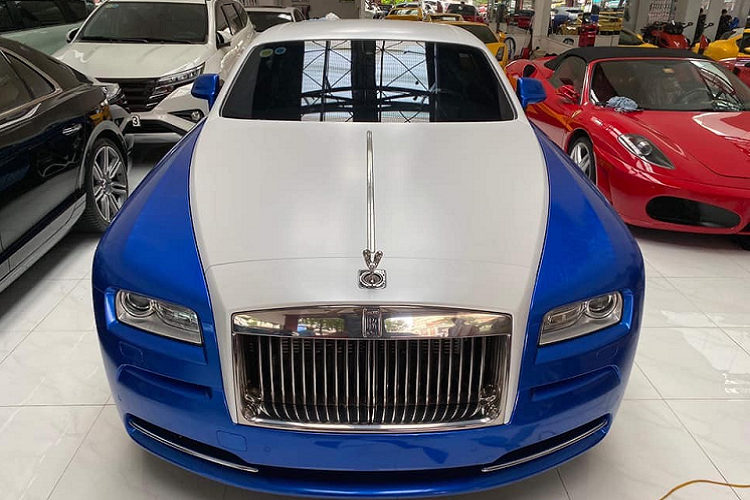 Số lượng xe siêu sang Rolls-Royce Wraith tại Việt Nam hơn 16 chiếc nhưng đây là lần đầu tiên có một chiếc Rolls-Royce Wraith phối màu nửa thân dưới là xanh Salamanca, còn ở nửa thân trên hoàn thành với màu sơn trắng English.