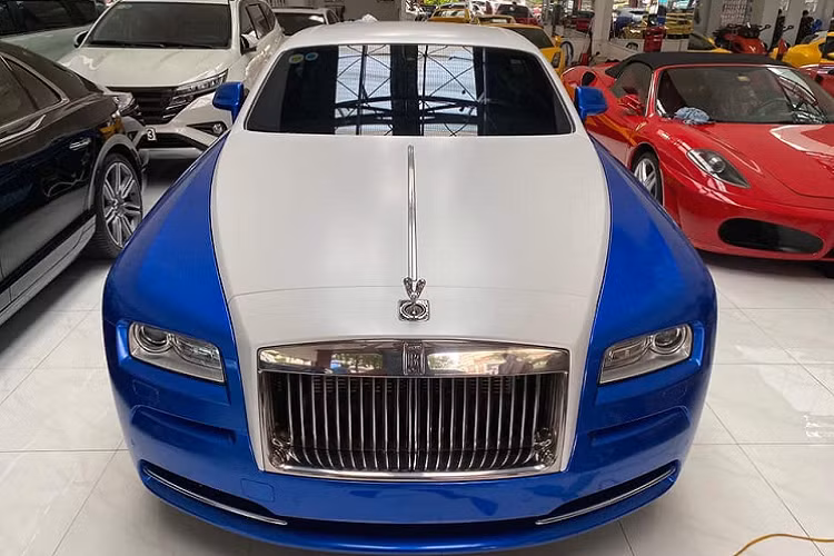 Số lượng xe siêu sang Rolls-Royce Wraith tại Việt Nam hơn 16 chiếc nhưng đây là lần đầu tiên có một chiếc Rolls-Royce Wraith phối màu nửa thân dưới là xanh Salamanca, còn ở nửa thân trên hoàn thành với màu sơn trắng English.