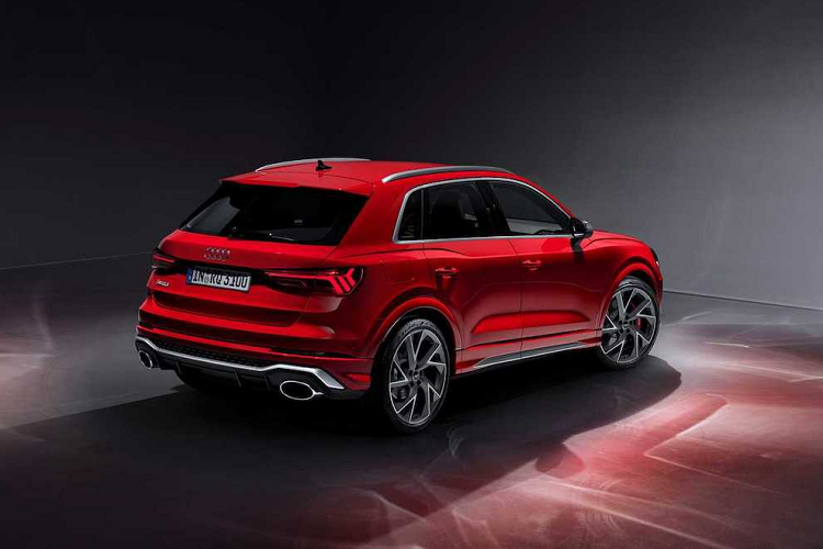 Ngoài lưới tản nhiệt Singleframe với bề mặt vân tổ ong 3D, RS Q3 còn có phần đầu cực "chiến" nhờ cản trước với các hốc hút gió khổng lồ và khe gió hẹp phía trên lưới tản nhiệt lấy cảm hứng từ huyền thoại rally Audi quattro.