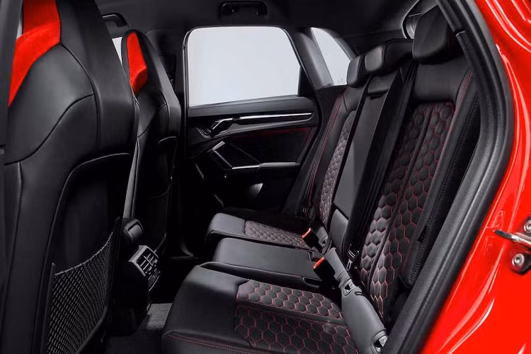 Nằm bên dưới nắp ca-pô của Audi RS Q3 2019 mới là khối động cơ 5 xi-lanh thẳng hàng, tương tự như một số dòng Audi thể thao khác như RS 3 Sportback hay TT RS. Đây là một loại động cơ đặc trưng của Audi khi cũng nổi tiếng từ chiếc quattro thập niên 80, và cũng khiến RS Q3 trở thành chiếc SUV/crossover duy nhất hiện tại có máy 5 xi-lanh. So với thế hệ động cơ 5 xi-lanh trước, cỗ máy này được cải tiến với lốc máy bằng nhôm để giảm tới 18kg.