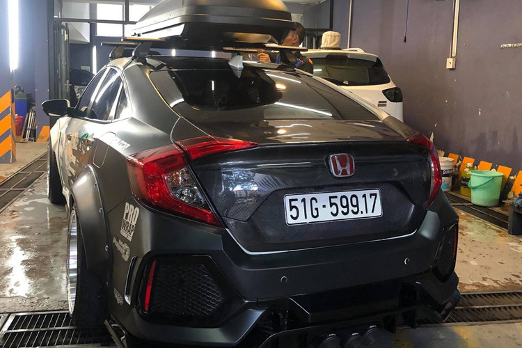 Khối động cơ 4 xy-lanh nguyên bản (I4) dung tích 1.5L tăng áp (turbo) DOHC công nghệ VTEC đã được độ lại tăng áp, hệ thống nạp không khí (air intake) với lọc gió hàng hiệu K&amp;N (air filter) giúp cải thiện lưu lượng không khí đi vào động cơ, remap lại ECU, trang bị hệ thống xả Akrapovic full system và phần còn lại chưa tiết lộ...