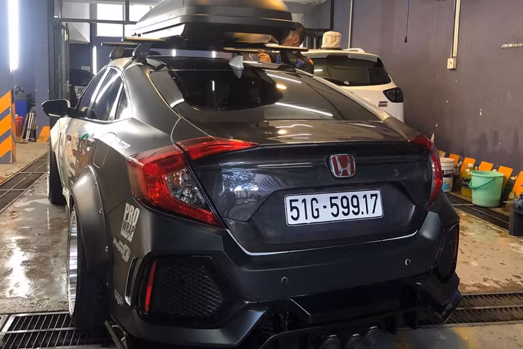 Khối động cơ 4 xy-lanh nguyên bản (I4) dung tích 1.5L tăng áp (turbo) DOHC công nghệ VTEC đã được độ lại tăng áp, hệ thống nạp không khí (air intake) với lọc gió hàng hiệu K&amp;N (air filter) giúp cải thiện lưu lượng không khí đi vào động cơ, remap lại ECU, trang bị hệ thống xả Akrapovic full system và phần còn lại chưa tiết lộ...