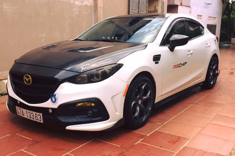 Động cơ Mazda3 có phần hơi yếu khiến nhiều chủ xe nâng cấp cả hạng mục này. Độ công suất xe có thể được thực hiện bằng việc can thiệp vào ECU hay thay hệ thống xả. Mazda3 1.5L nguyên được đánh giá là có độ trễ ga lớn và công suất không cao, chỉ 112 mã lực.