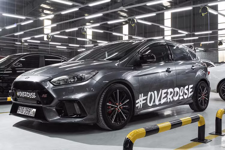 Gói độ bodykit chiếm áp đảo là kiểu Focus RS. Phong cách như xe đua, độ mà như nguyên bản được nhiều dân chơi xe Focus lựa chọn. Đối với Focus, những gói độ thân rộng hiếm thấy. Động cơ tuy đã mạnh nhưng vẫn được người chơi xe nâng cấp thêm.