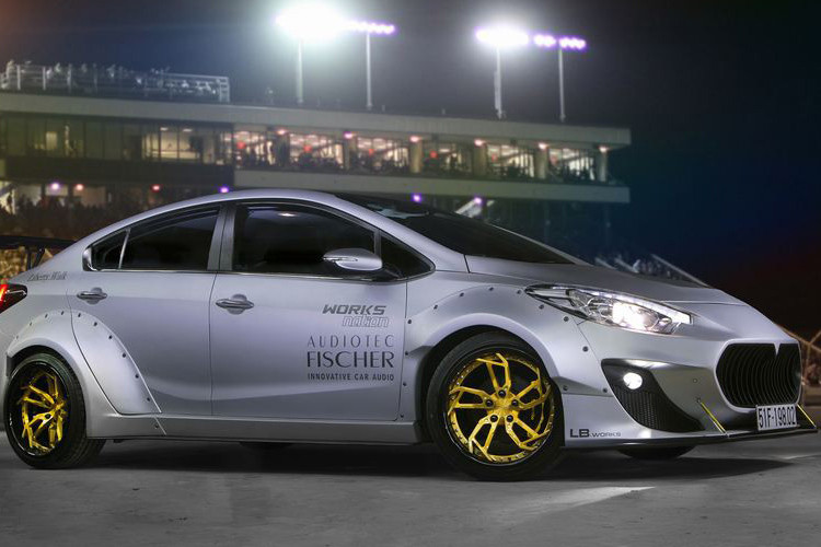 Chiếc xe hạng C Kia K3 từ kiểu dáng sedan bỗng hóa thành siêu xe với cảm hứng lấy từ phong cách của chiếc Maserati GranTurismo đến từ nước xứ sở mỳ ống. Ý tưởng táo bạo này của chủ nhân chiếc xe đã được một xưởng độ tại TP.HCM thực hiện.