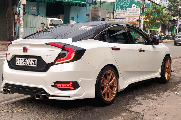 Với gói độ Type R, toàn bộ cản trước và sau của xe được ốp mới hoàn toàn. Ốp chắn bùn dập nổi với những chiếc đinh tán màu tím gây ấn tượng mạnh.