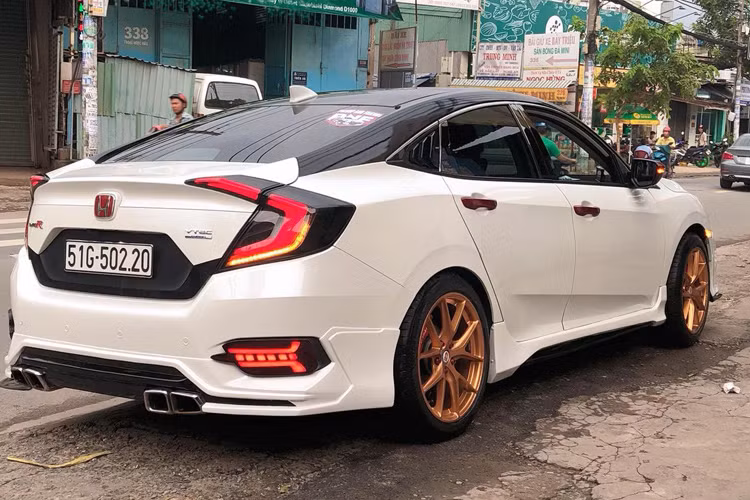 Với gói độ Type R, toàn bộ cản trước và sau của xe được ốp mới hoàn toàn. Ốp chắn bùn dập nổi với những chiếc đinh tán màu tím gây ấn tượng mạnh.