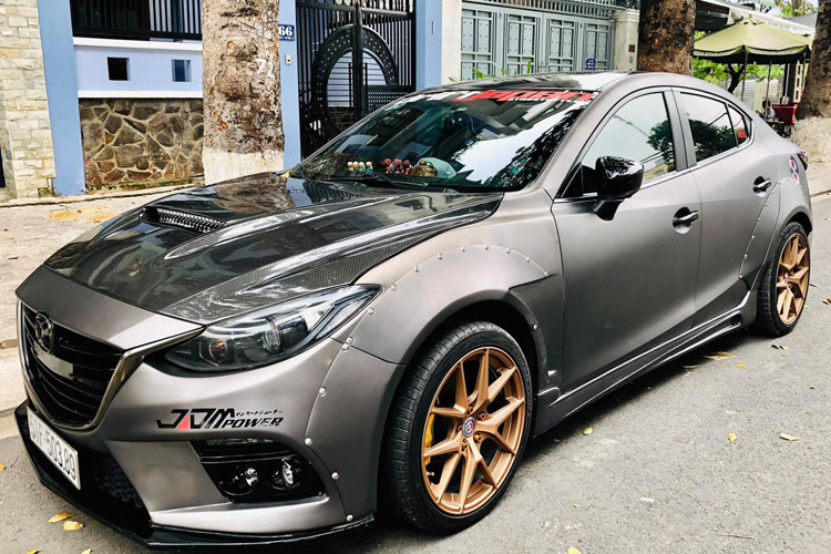 Đơn cử như chiếc Mazda3 độ Wide Body phong cách Liberty Walk đầu tiên tại Việt Nam do thợ độ Khắc Trung thực hiện. Anh Trung đã biến hóa bộ body này sang kiểu độ thân rộng Wide Body của Liberty Walk, và điều này được thực hiện chủ yếu ở 4 hốc bánh xe. Các chi tiết lắp thêm giúp cho chiều rộng của xe tăng lên đáng kể...