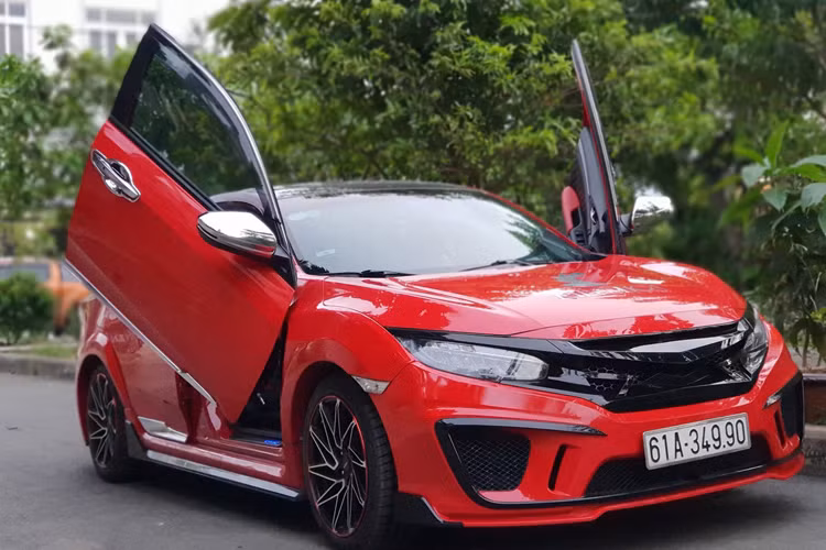  Độ khủng cho xe hạng C đang được nhiều dân chơi Việt theo đuổi nhằm nâng cấp giá trị chiếc xe. Một trong số đó có mẫu Honda Civic. Để khiến cho chiếc hatchback hạng C Honda Civic trở nên thể thao hơn nhiều dân chơi không ngại chi tiền tậu hàng loạt các phụ kiện mới cho xe.