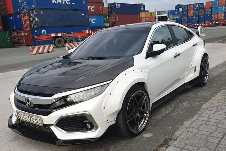 Chiếc Honda Civic độ dàn âm thanh khủng tại Sài Gòn là một ví dụ. Chiếc xe thuộc thế hệ thứ 10 thay đổi ngoại hình với sự kết hợp hai tông màu đen-trắng và body kit hầm hố. Body kit tăng chiều rộng xe. Các chi tiết thiết kế góc cạnh, dữ dằn. Bộ vành độ 18 inch 5 chấu.