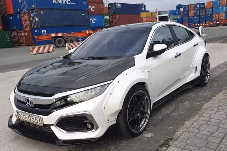 Chiếc Honda Civic độ dàn âm thanh khủng tại Sài Gòn là một ví dụ. Chiếc xe thuộc thế hệ thứ 10 thay đổi ngoại hình với sự kết hợp hai tông màu đen-trắng và body kit hầm hố. Body kit tăng chiều rộng xe. Các chi tiết thiết kế góc cạnh, dữ dằn. Bộ vành độ 18 inch 5 chấu.