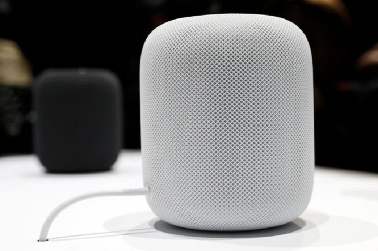 Loa HomePod giá rẻ - Bloomberg cho rằng Apple sẽ làm mới chiếc loa thông minh của hãng bằng một phiên bản có giá rẻ hơn vào năm 2020. Thay vì sử dụng 7 loa vệ tinh như hiện nay, HomePod giá rẻ sẽ chỉ được trang bị 2 hoa nhỏ. Những tính năng khác như ra lệnh bằng giọng nói với Siri vẫn sẽ được giữ nguyên.