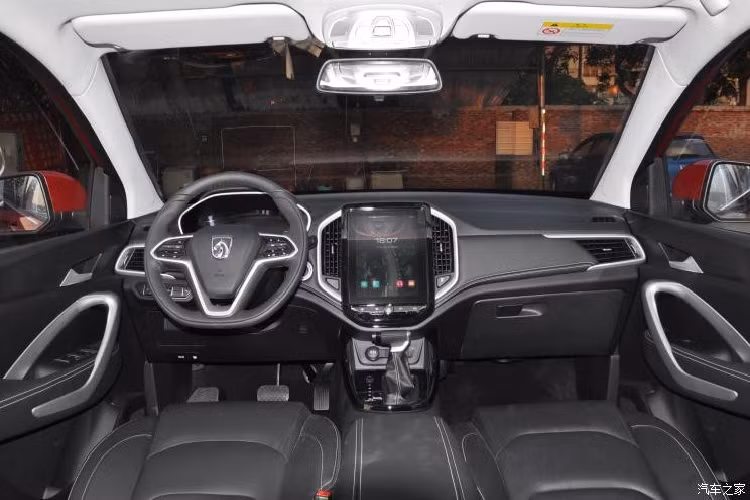 Vòng ra bên sườn, chúng ta có thể thấy đường gân kéo dài từ dải đèn LED định vị ban ngày đến đèn hậu đằng sau. Cách thiết kế này giúp nhấn mạnh chiều dài của sườn xe. Ngoài ra, Baojun 530 2020 còn được trang bị các cột sơn màu đen, tạo hiệu ứng nóc lơ lửng khá hợp mốt. Bên dưới là bộ vành hợp kim 5 chấu kép sơn 2 màu thể thao và nẹp sườn màu đen.