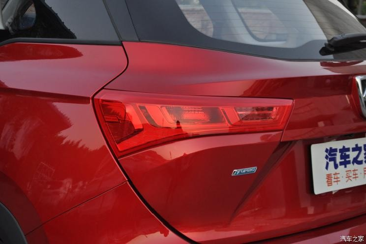 Ở phiên bản 2020, Baojun 530 được áp dụng ngôn ngữ thiết kế mới nên thay đổi đáng kể so với trước. Theo đó, Baojun 530 2020 được bổ sung lưới tản nhiệt trước hình đa giác cỡ lớn với mắt lưới dạng "ma trận điểm". Trên lưới tản nhiệt còn có nan mạ crôm sáng bóng, nối liền với dải đèn LED định vị ban ngày thanh mảnh như đôi mắt hí.