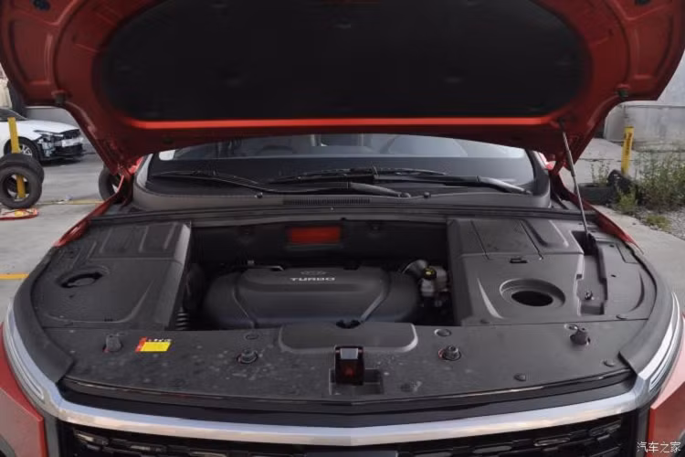 Về kích thước, Baojun 530 2020 sở hữu chiều dài 4.695 mm, rộng 1.835 mm, cao 1.750 mm và chiều dài cơ sở 2.750 mm. Đồng thời, Baojun 530 2020 còn cung cấp 3 cấu hình ghế là 2+3 (5 chỗ), 2+2+2 (6 chỗ) và 2+3+2 (7 chỗ) nhằm đáp ứng nhu cầu của nhiều tập khách hàng khác nhau.