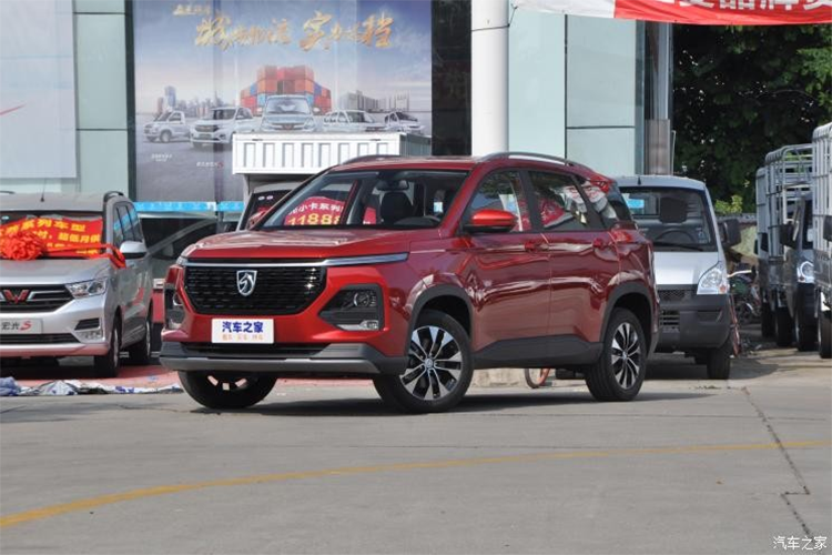 Không chỉ đa dạng về cấu hình, nội thất của Baojun 530 2020 còn được thiết kế thực dụng và hứa hẹn mang đến không gian thoải mái hơn cho hành khách. Hãng xe ôtô Trung Quốc đã trang bị màn hình LCD cỡ lớn và bảng đồng hồ kỹ thuật số nhằm mang đến nội thất công nghệ cao cho mẫu crossover cỡ C này.