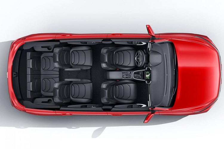 Bên dưới dải đèn LED định vị ban ngày này mới là cụm đèn pha chính, rồi đến đèn sương mù. Cách sắp xếp vị trí đèn này gợi liên tưởng đến những mẫu SUV đời mới của Hyundai như Kona, Palisade hay Santa Fe.