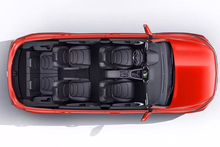 Bên dưới dải đèn LED định vị ban ngày này mới là cụm đèn pha chính, rồi đến đèn sương mù. Cách sắp xếp vị trí đèn này gợi liên tưởng đến những mẫu SUV đời mới của Hyundai như Kona, Palisade hay Santa Fe.