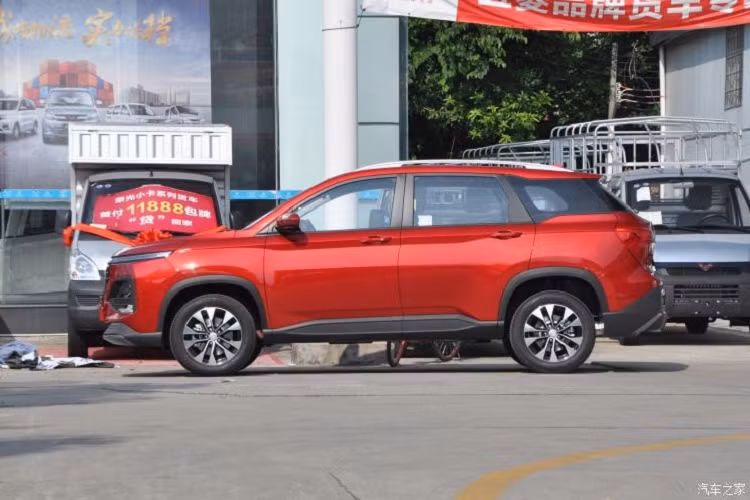 Trong khi Chevrolet Captiva 2019 mới được bày bán ở Thái Lan với giá 999.000 - 1.199.000 Baht (khoảng 757,5 - 909 triệu đồng) thì Baojun 530 phiên bản mới đã lộ diện ở thị trường quê nhà Trung Quốc. Nhờ đó, chúng ta có thể sớm biết trước thiết kế của Chevrolet Captiva phiên bản mới sẽ ra mắt Đông Nam Á trong tương lai. Điều này không có gì lạ vì Baojun vốn là thương hiệu liên doanh giữa tập đoàn Chevrolet và SAIC tại Trung Quốc.