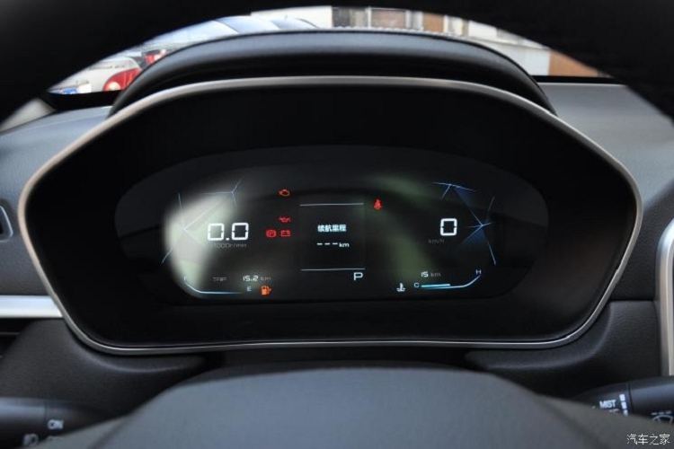 Riêng phần đuôi xe gần như giữ nguyên thiết kế như cũ, chỉ có đổi từ 2 ống xả thành 1 ống xả đơn nằm bên trái mới. Trong khi đó, cụm đèn hậu được tạo thành bởi 14 bóng LED, đảm bảo sự linh hoạt vào buổi tối.