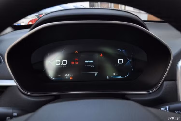 Riêng phần đuôi xe gần như giữ nguyên thiết kế như cũ, chỉ có đổi từ 2 ống xả thành 1 ống xả đơn nằm bên trái mới. Trong khi đó, cụm đèn hậu được tạo thành bởi 14 bóng LED, đảm bảo sự linh hoạt vào buổi tối.