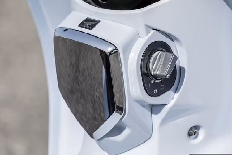 C125 Super Cub được hãng xe máy Honda trang bị hệ thống khóa thông minh keyless giống như Honda SH.