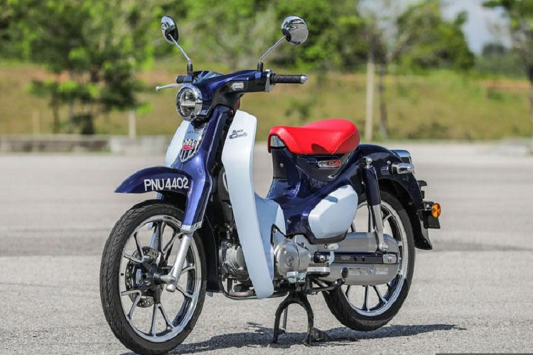 Sức mạnh của xe máy Honda Super Cub C125 đến từ động cơ SOHC, 4 thì, làm mát bằng không khí, phun xăng điện tử PGM-Fi. Động cơ này có dung tích 124,89cc, sản sinh công suất tối đa 9,5 mã lực tại 7.500 vòng/phút và mô-men xoắn cực đại 10,4 Nm tại 5.000 vòng/phút. Hộp số 4 cấp.