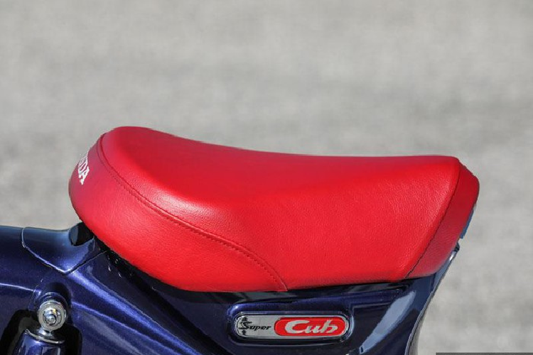 Yên xe được bọc da, thiết kế 2 phần tách biệt, có khóa yên và mở bằng nút bấm. Phần yên phía sau có thể tháo rời một cách dễ dàng.