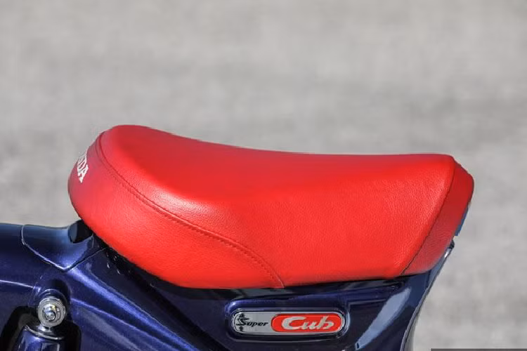 Yên xe được bọc da, thiết kế 2 phần tách biệt, có khóa yên và mở bằng nút bấm. Phần yên phía sau có thể tháo rời một cách dễ dàng.