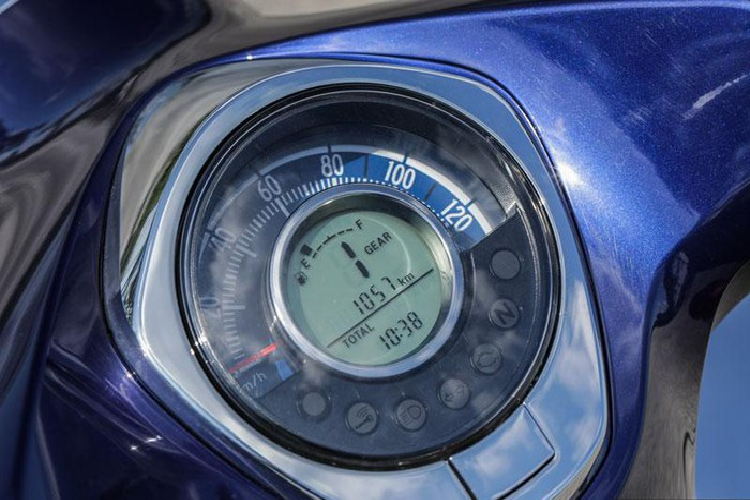 Cụm đồng hồ mang tính hoài cổ nhưng được trang bị thêm màn hình LCD.