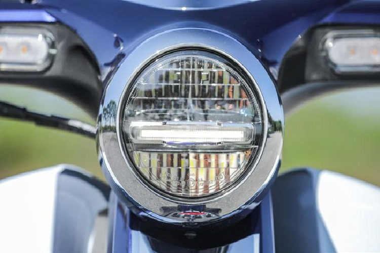 C125 Super Cub sử dụng đèn pha cổ tròn kiểu truyền thống với ốp viền mạ crôm. Đèn pha này dùng bóng LED.