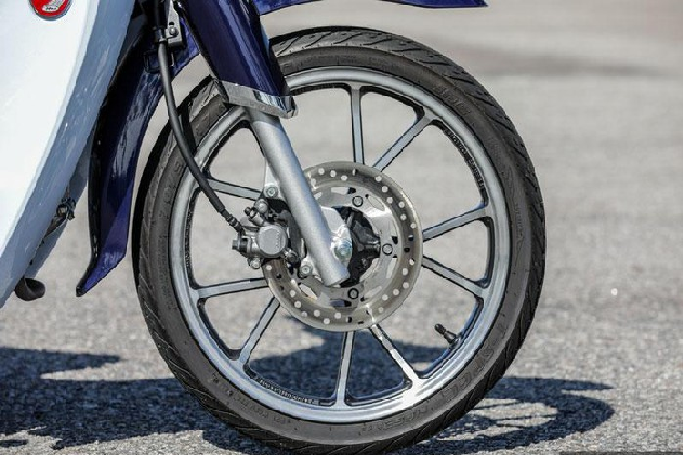 Cặp vành 17 inch, bao bọc bởi lốp không săm. Bánh trước dùng phanh đĩa thủy lực với đường kính 220 mm.