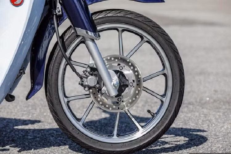 Cặp vành 17 inch, bao bọc bởi lốp không săm. Bánh trước dùng phanh đĩa thủy lực với đường kính 220 mm.