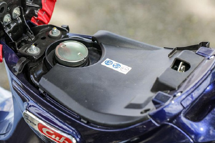 Dung tích bình xăng 3,7 lít.