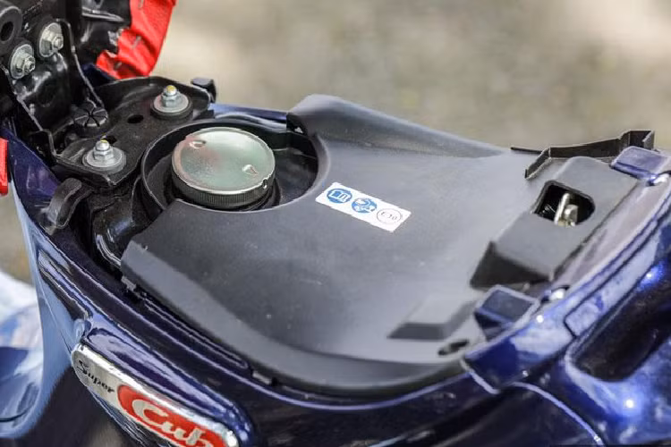 Dung tích bình xăng 3,7 lít.