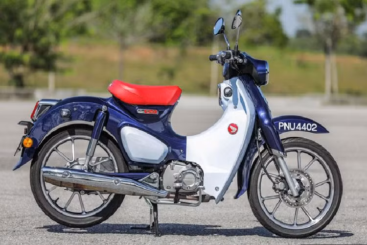 Honda C125 Super Cub có kích thước 1.910x718x1.002 mm, chiều dài cơ sở 1.243 mm, trọng lượng 108 kg.