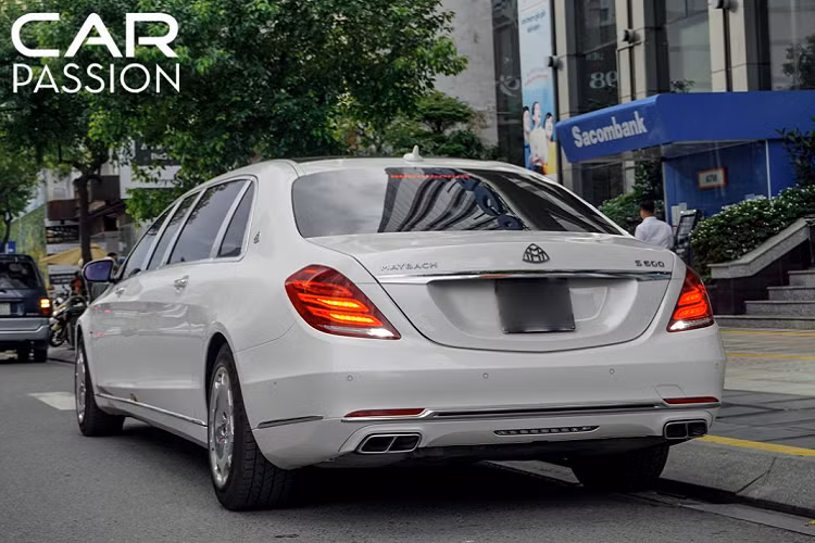 Mercedes-Maybach S600 Pullman được trang bị khối động cơ V12 twin-turbo, dung tích 6.0 lít, sản sinh công suất cực đại 523 mã lực và mô men xoắn cực đại đạt mức 839 Nm. Mẫu xe siêu sang này có trọng lượng lên đến 3,5 tấn, nặng hơn rất nhiều so với phiên bản tiêu chuẩn và thuộc hàng hiếm tại thị trường Việt Nam.