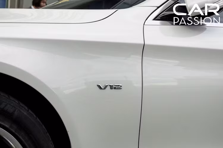 Phiên bản S600 Pullman được Mercedes-Benz xây dựng nhằm hướng đến nhóm khách hàng là các chính phủ, chính khách và các gia đình hoàng gia. Diện mạo vẫn mang những đường nét thiết kế đặc trưng của dòng S-Class W222, bên cạnh đó là lưới tản nhiệt nan kép của những phiên bản Mercedes-Maybach.