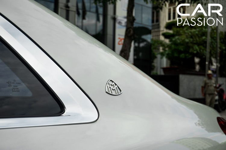 Xe sử dụng bộ mâm với thiết kế lạ mắt được mạ chrome sáng bóng, hông xe xuất hiện logo V12 của động cơ mà Mercedes-Maybach S600 Pullman được trang bị. Một điểm khác biệt khác nữa trên mẫu xe siêu sang này so với phiên bản Mercedes-Maybach S600 tiêu chuẩn đó là sự xuất hiện của hai hàng ghế áp mặt vào nhau, bên cạnh đó là một vách ngăn cách âm giữa khoang lái với khoang hành khách phía sau cũng được bổ sung.