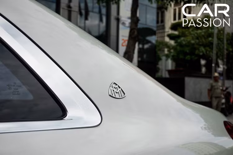 Xe sử dụng bộ mâm với thiết kế lạ mắt được mạ chrome sáng bóng, hông xe xuất hiện logo V12 của động cơ mà Mercedes-Maybach S600 Pullman được trang bị. Một điểm khác biệt khác nữa trên mẫu xe siêu sang này so với phiên bản Mercedes-Maybach S600 tiêu chuẩn đó là sự xuất hiện của hai hàng ghế áp mặt vào nhau, bên cạnh đó là một vách ngăn cách âm giữa khoang lái với khoang hành khách phía sau cũng được bổ sung.